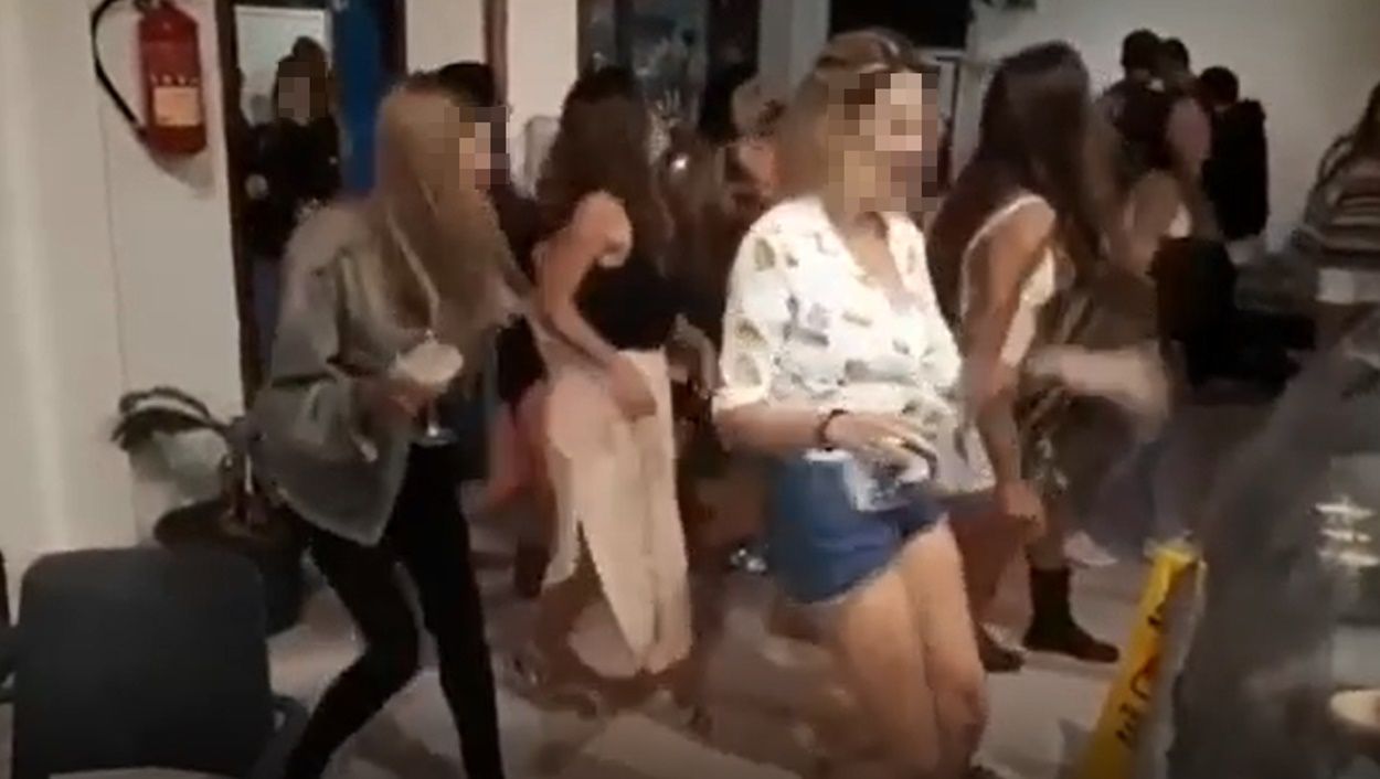 Imagen del vídeo de una fiesta en un bar de Famara