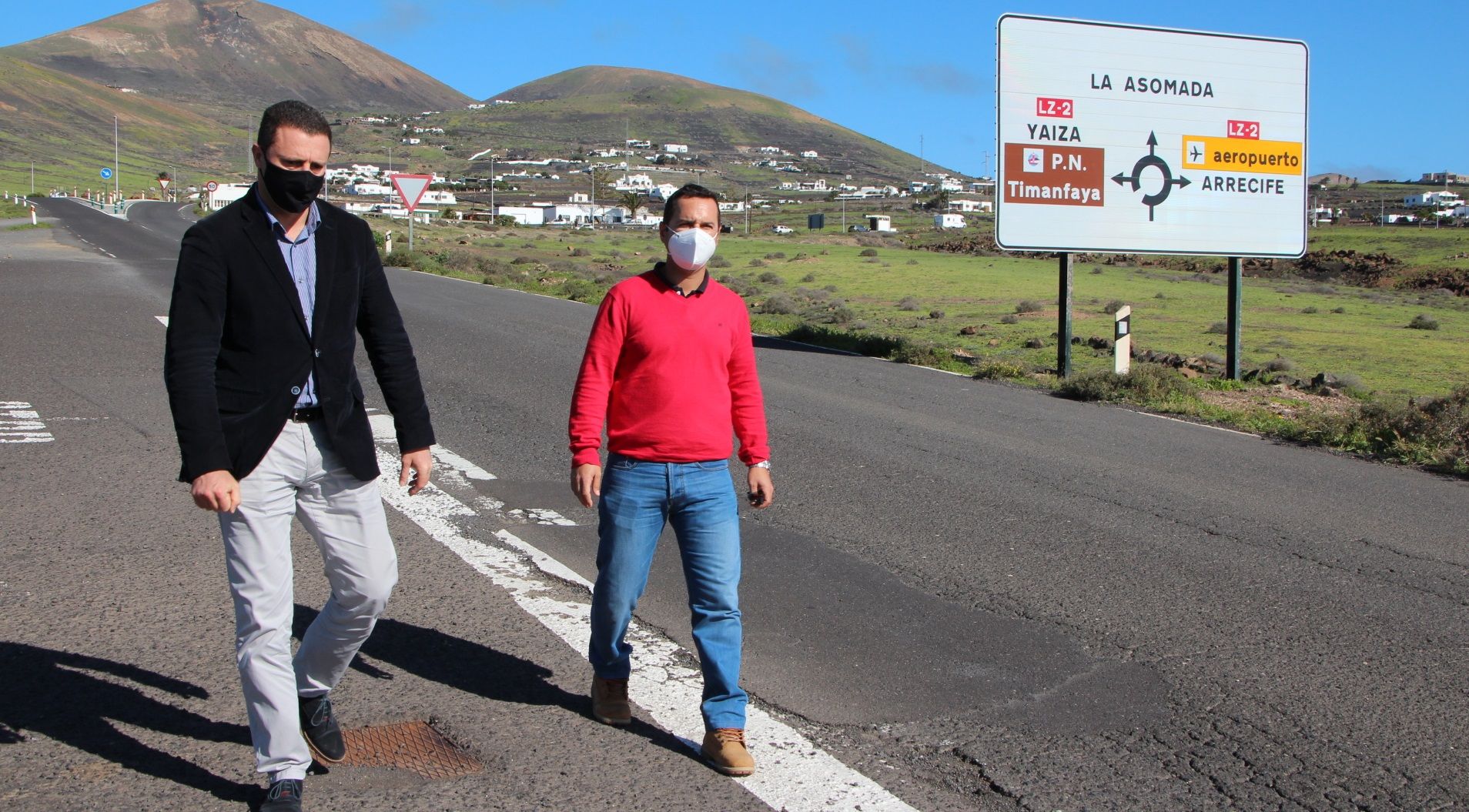 El alcalde de Yaiza y el concejal de Obras, en la carretera donde pretenden ejecutar el proyecto