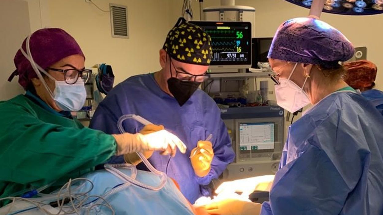 Momento del implante llevado a cabo en el Hospital Molina Orosa