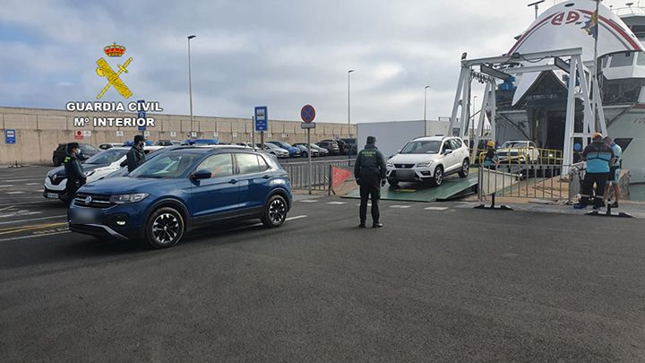 Controles de la Guardia Civil en el puerto de Corralejo para vigilar las entradas desde Lanzarote