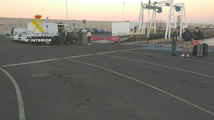 Controles de la Guardia Civil en el puerto de Corralejo