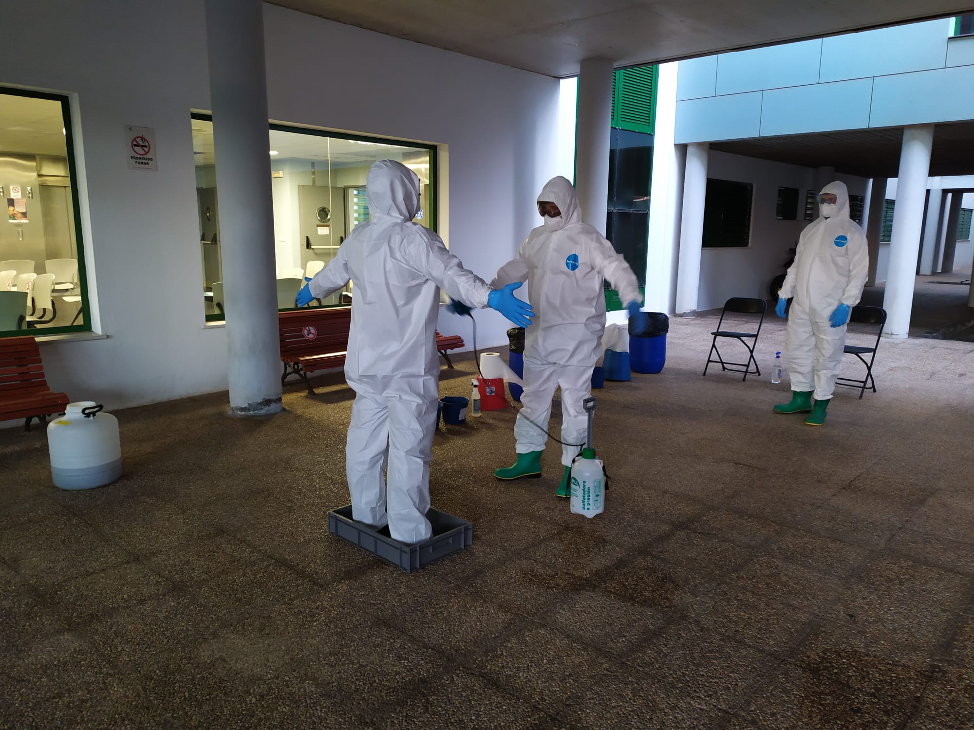 Labores de desinfección de la UME en el Hospital Molina Orosa durante la tercera ola del coronavirus