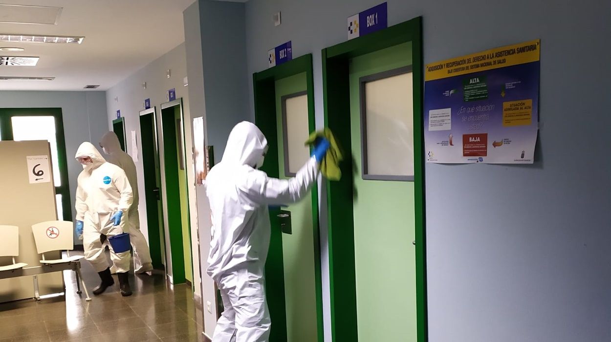 Labores de desinfección de la UME en el Hospital Molina Orosa durante la tercera ola del coronavirus en Lanzarote
