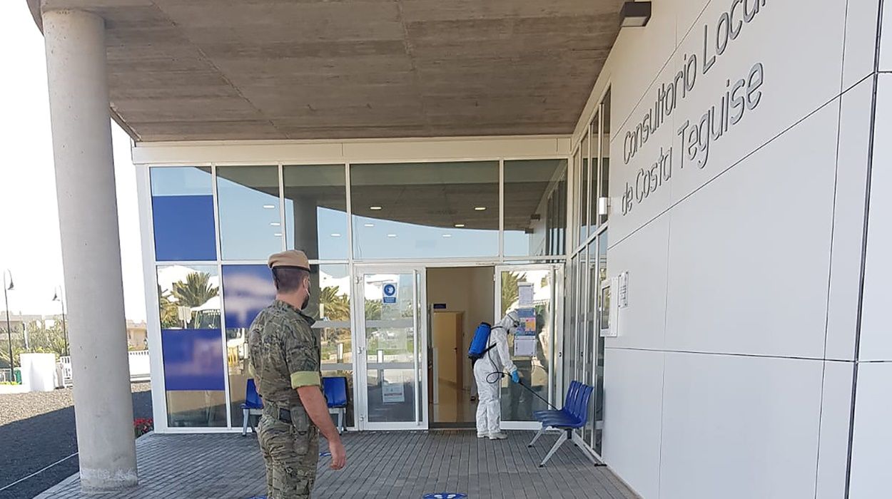 Labores de desinfección ante el Covid en el consultorio de Costa Teguise