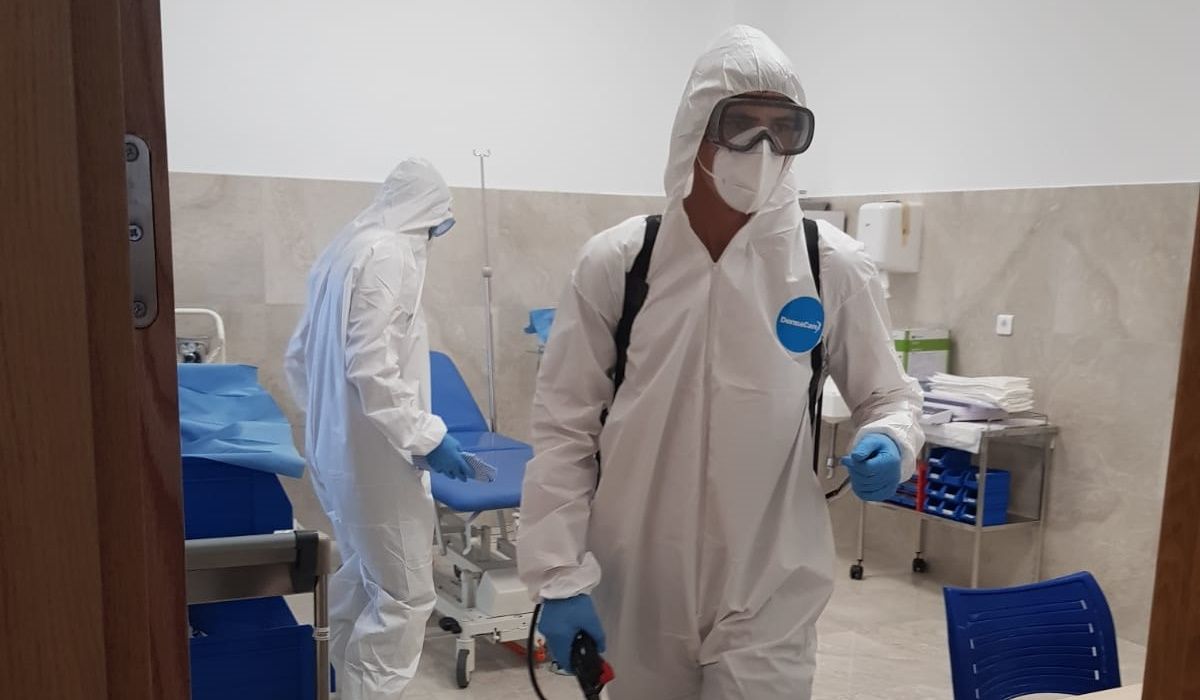 Labores de desinfección ante el Covid en el consultorio de Costa Teguise