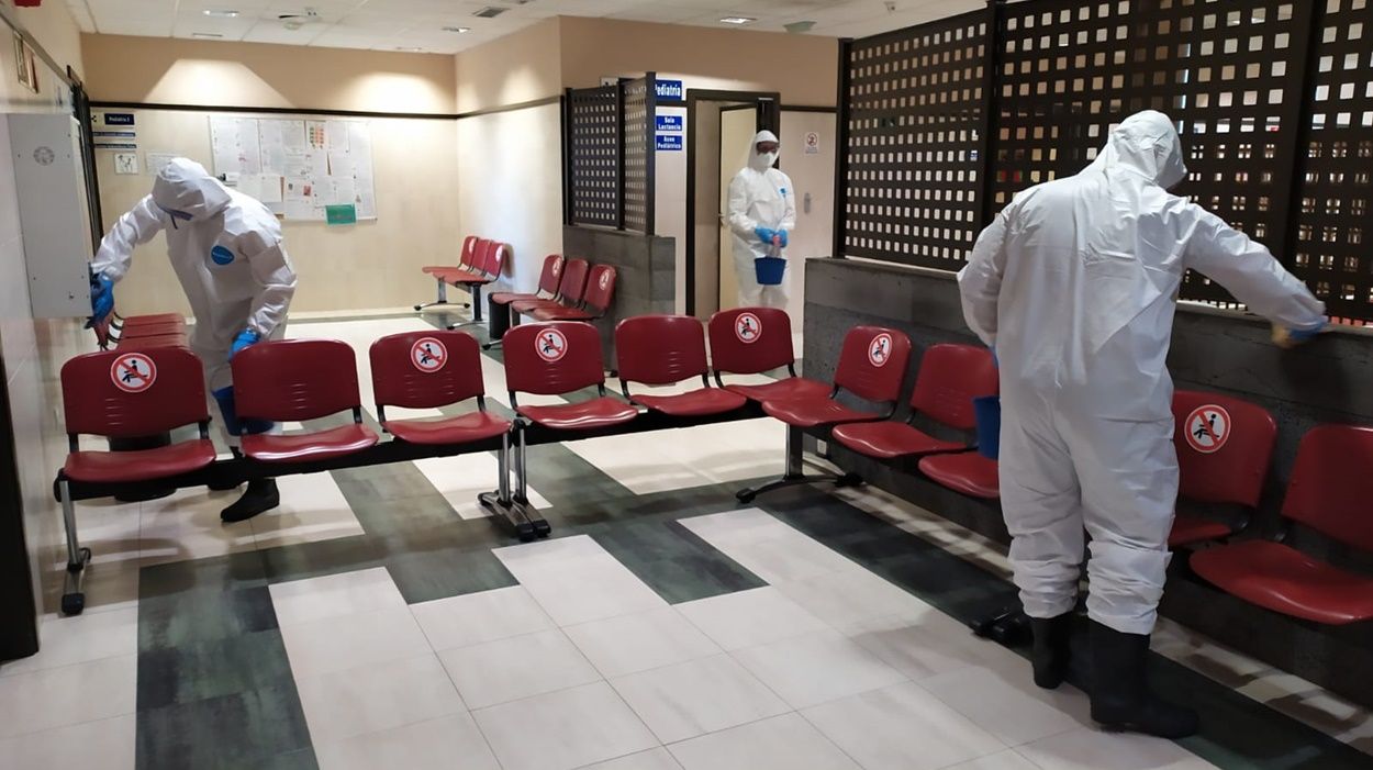 Labores de desinfección en el centro de salud de Titerroy durante la tercera ola de Covid