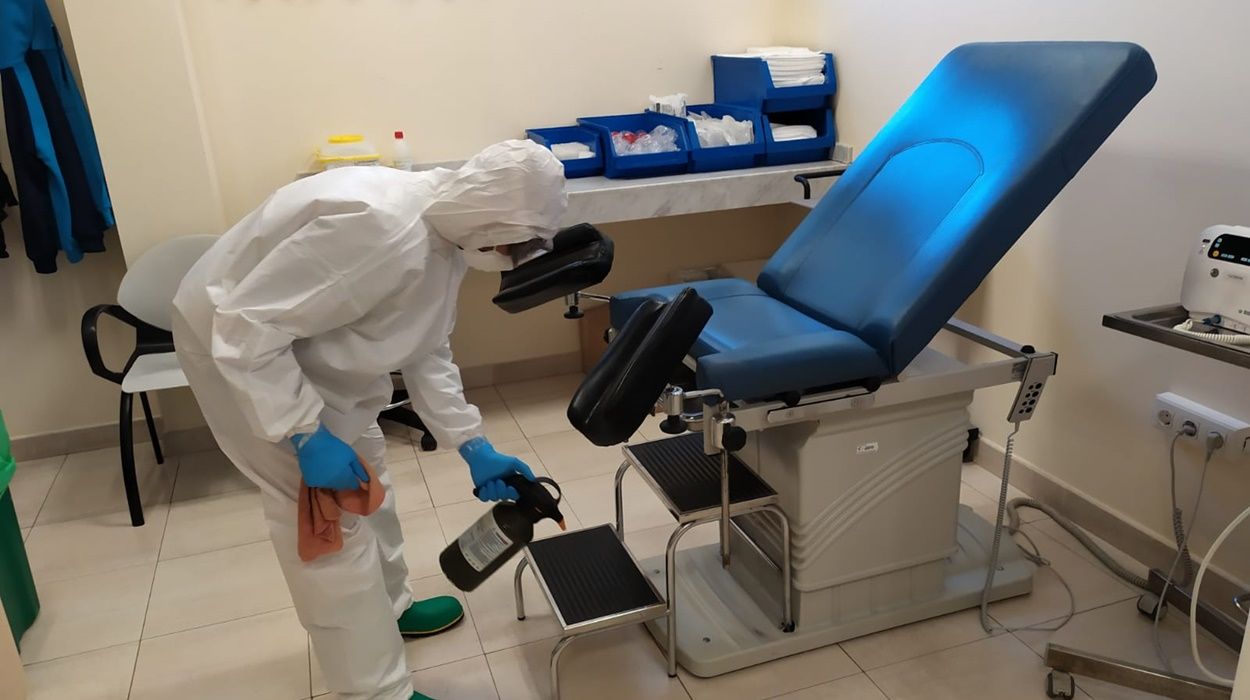 Labores de desinfección en el centro de salud de Titerroy durante la tercera ola de Covid