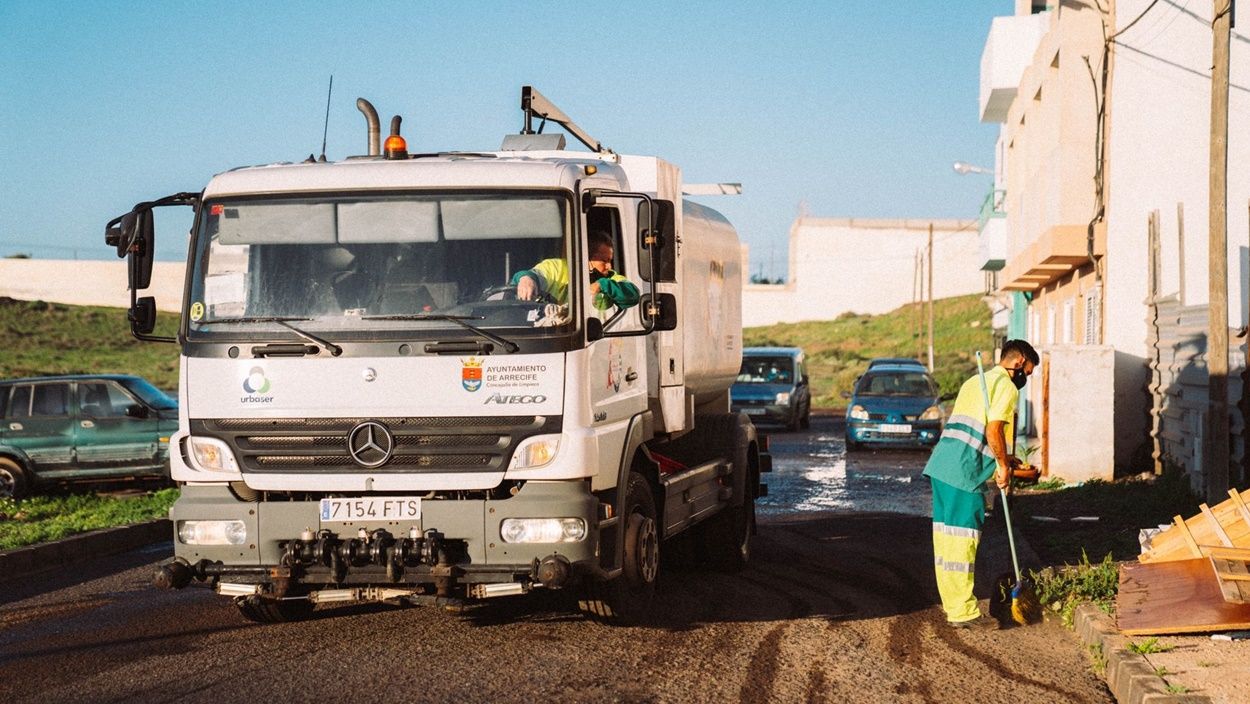 Caminones y personal de limpieza en Argana Baja