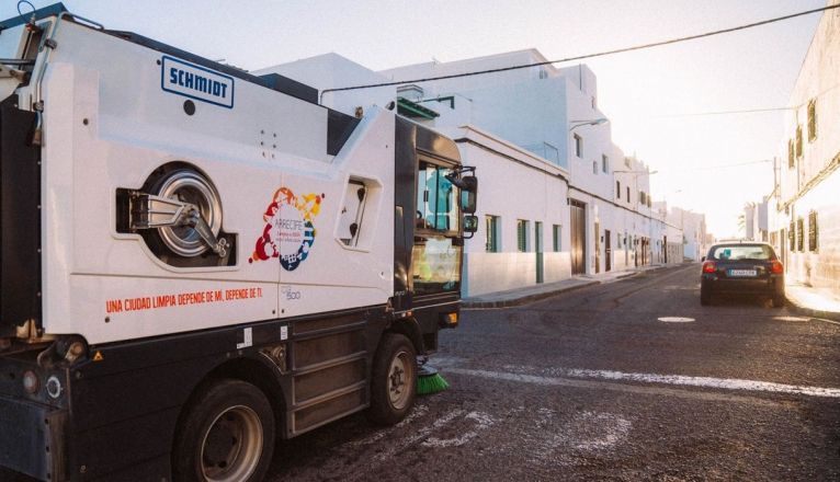 Máquina barredora en las calles de Argana Baja Máquina barredora en las calles de Argana Baja