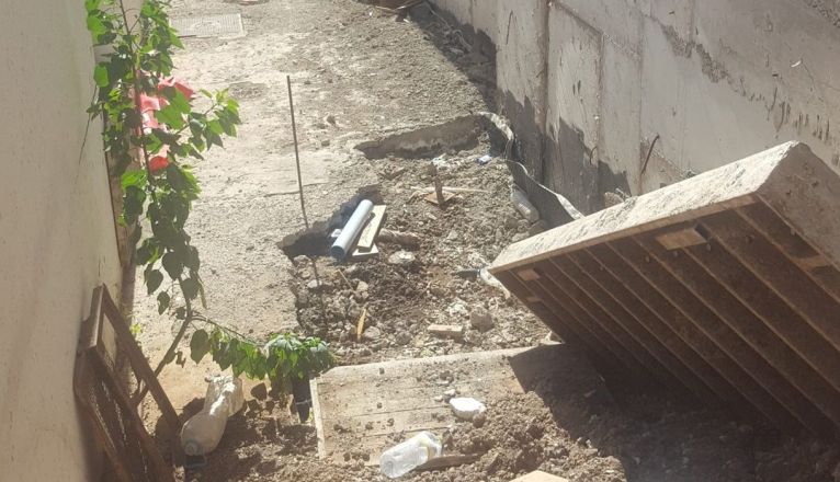 Obras del futuro centro comercial La Perla paralizadas Obras del futuro centro comercial La Perla paralizadas