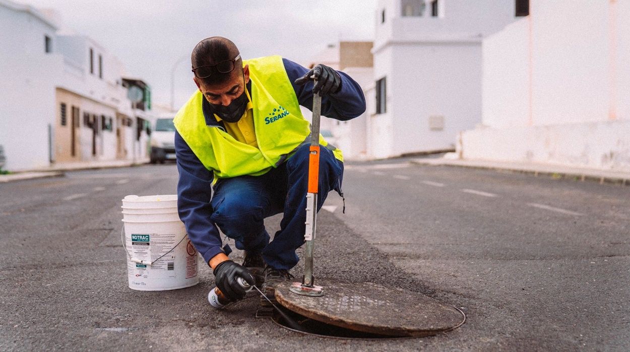 Un trabajador ejecutando labores de desratización en el barrio de Tinasoria