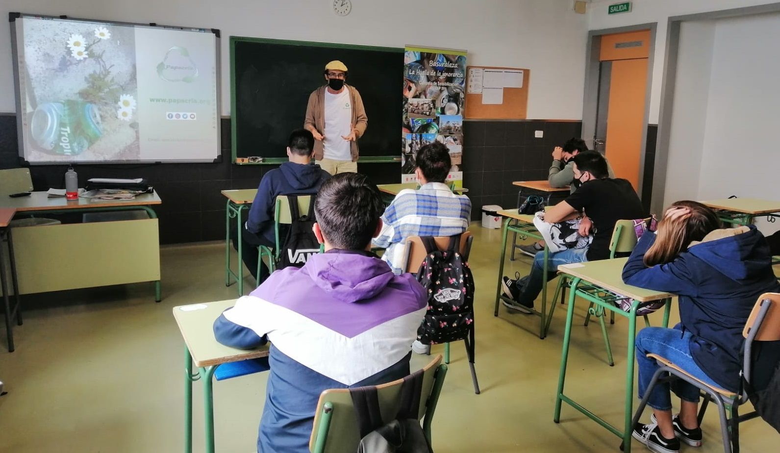 Una de las charlas en un centro educativo dentro de la campaña de concienciación medioambiental del Cabildo