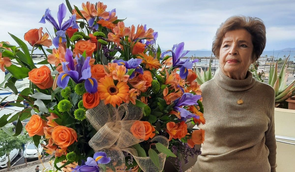 Asunción González, en el día de su centenario, con el regalo de la Asociación Mercedes Medina Díaz