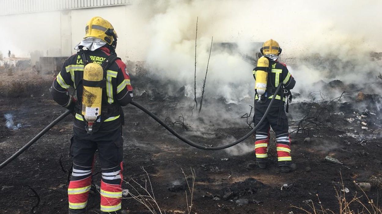 Bomberos del Consorcio de Emergencias extinguiendo un incendio