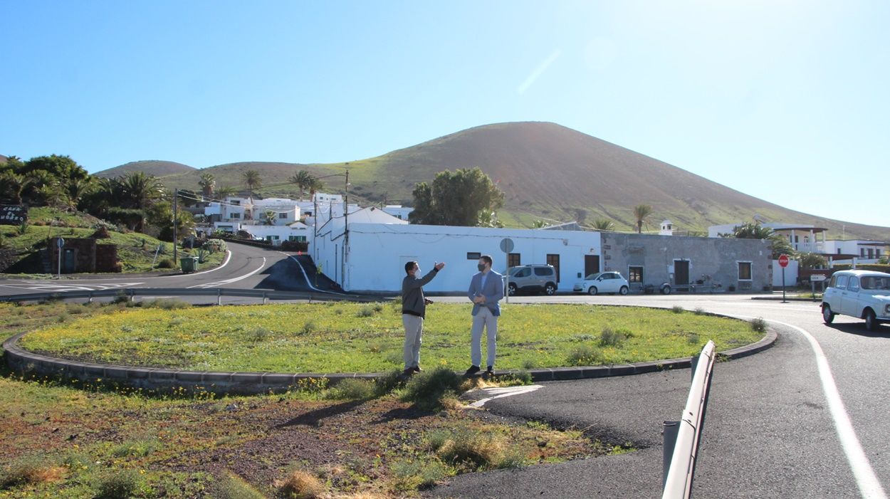 El alcalde de Yaiza y el edil de Obras Públicas, en la rotonda del cruce de Uga a La Geria