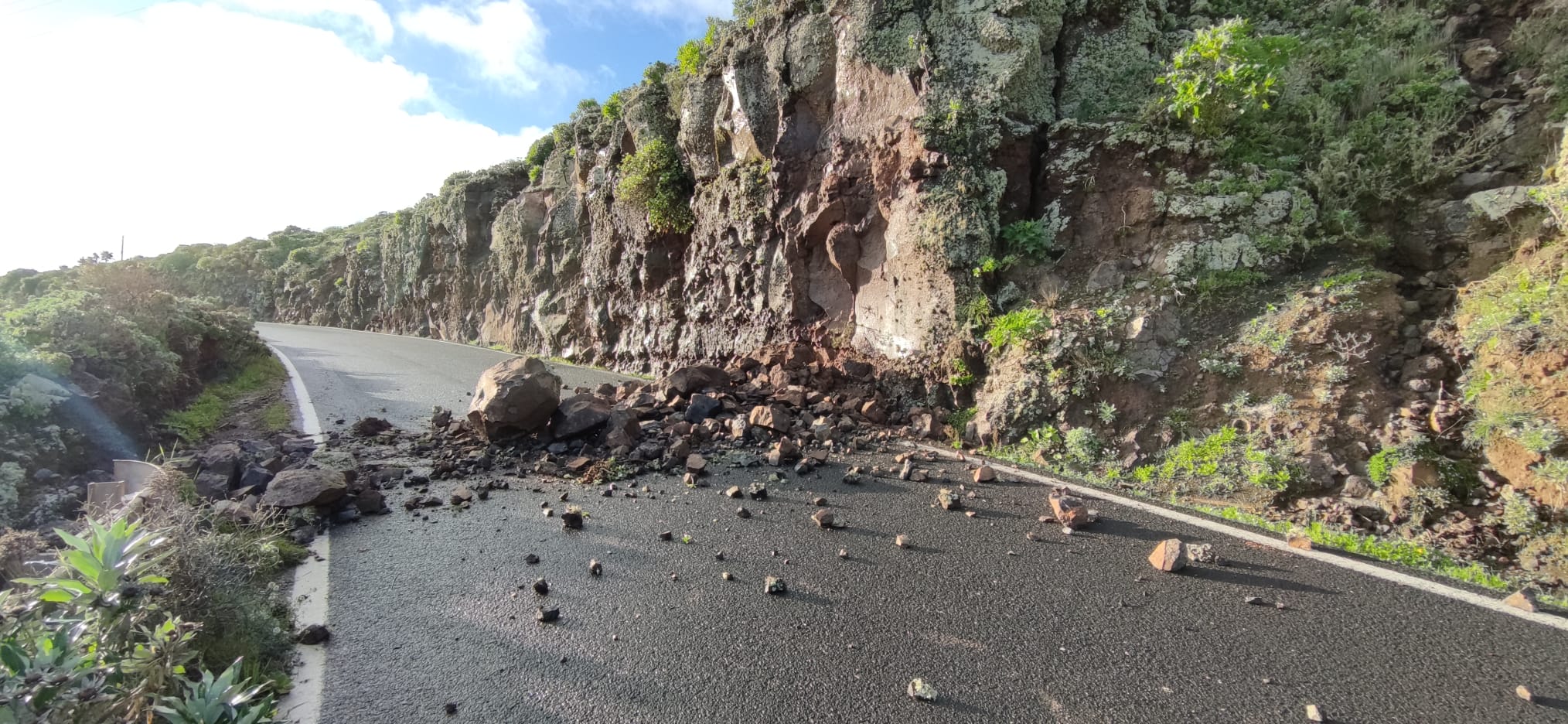 Carretera cortada por desprendimientos en Haría. Fotos: Sergio Betancort