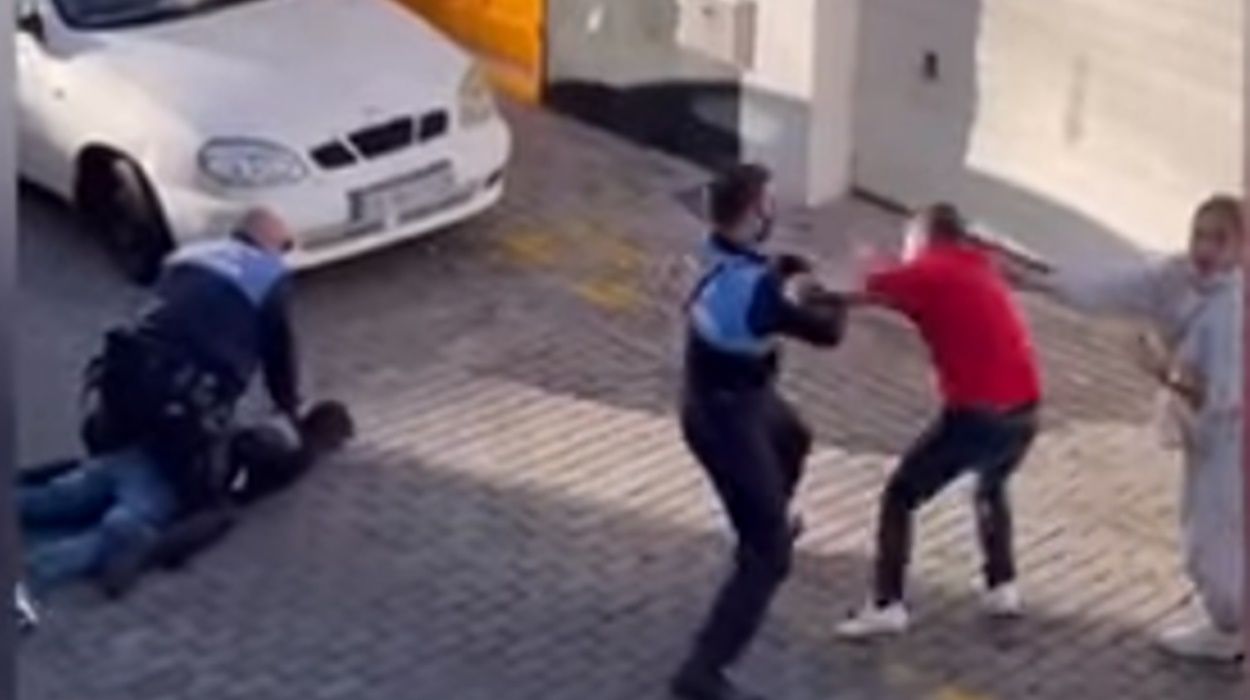 Agentes de la Policía Local de Arrecife golpeando a dos personas