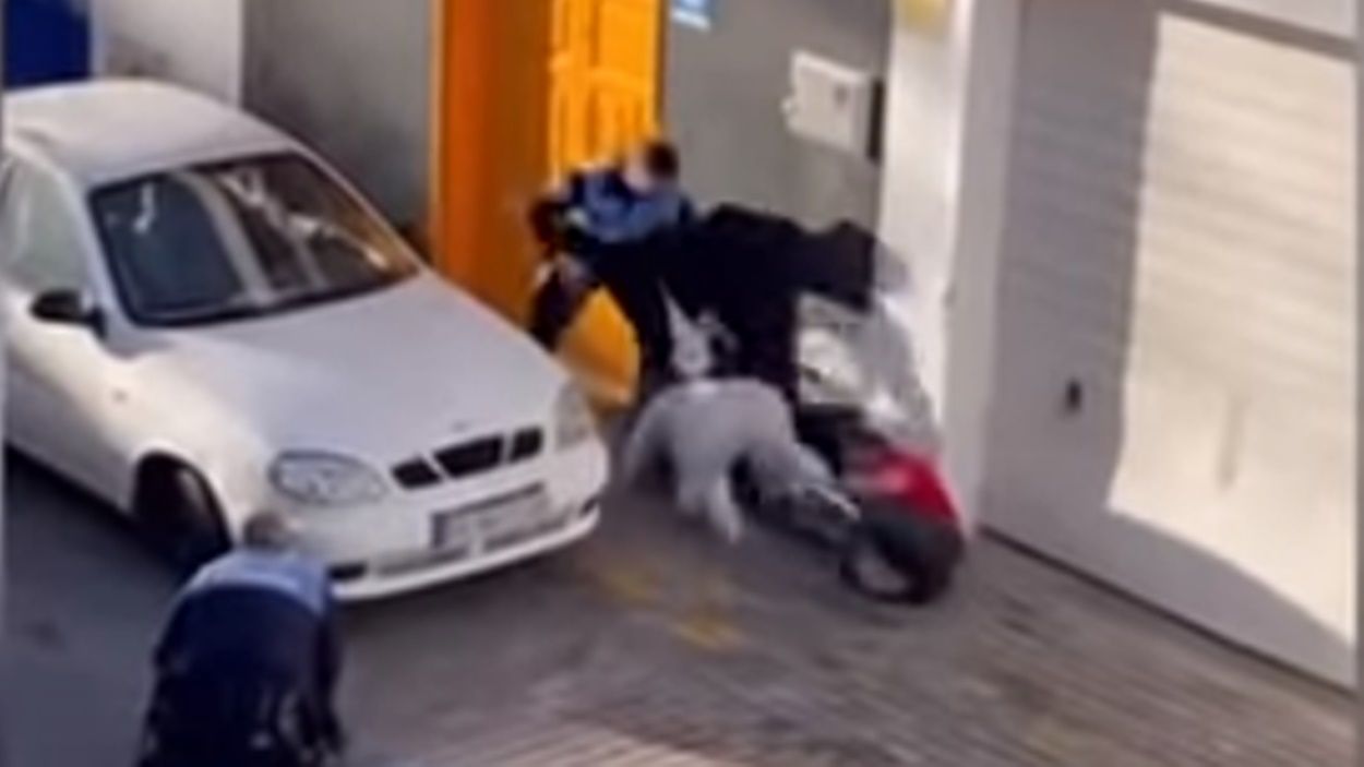 Momento del vídeo en el que dos policías de Arrecife golpean a dos personas que grababan una detención