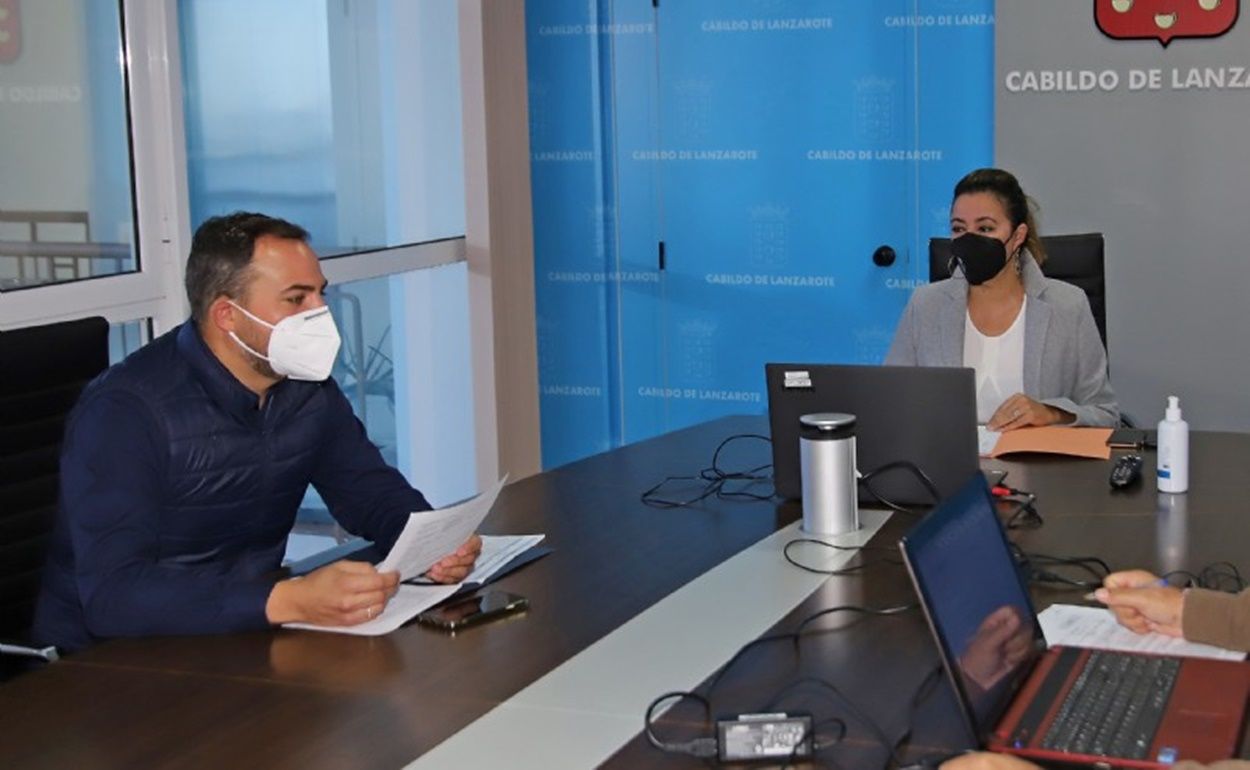 La presidenta del Cabildo, María Dolores Corujo, junto al consejero de Obras Públicas, Jacobo Medina