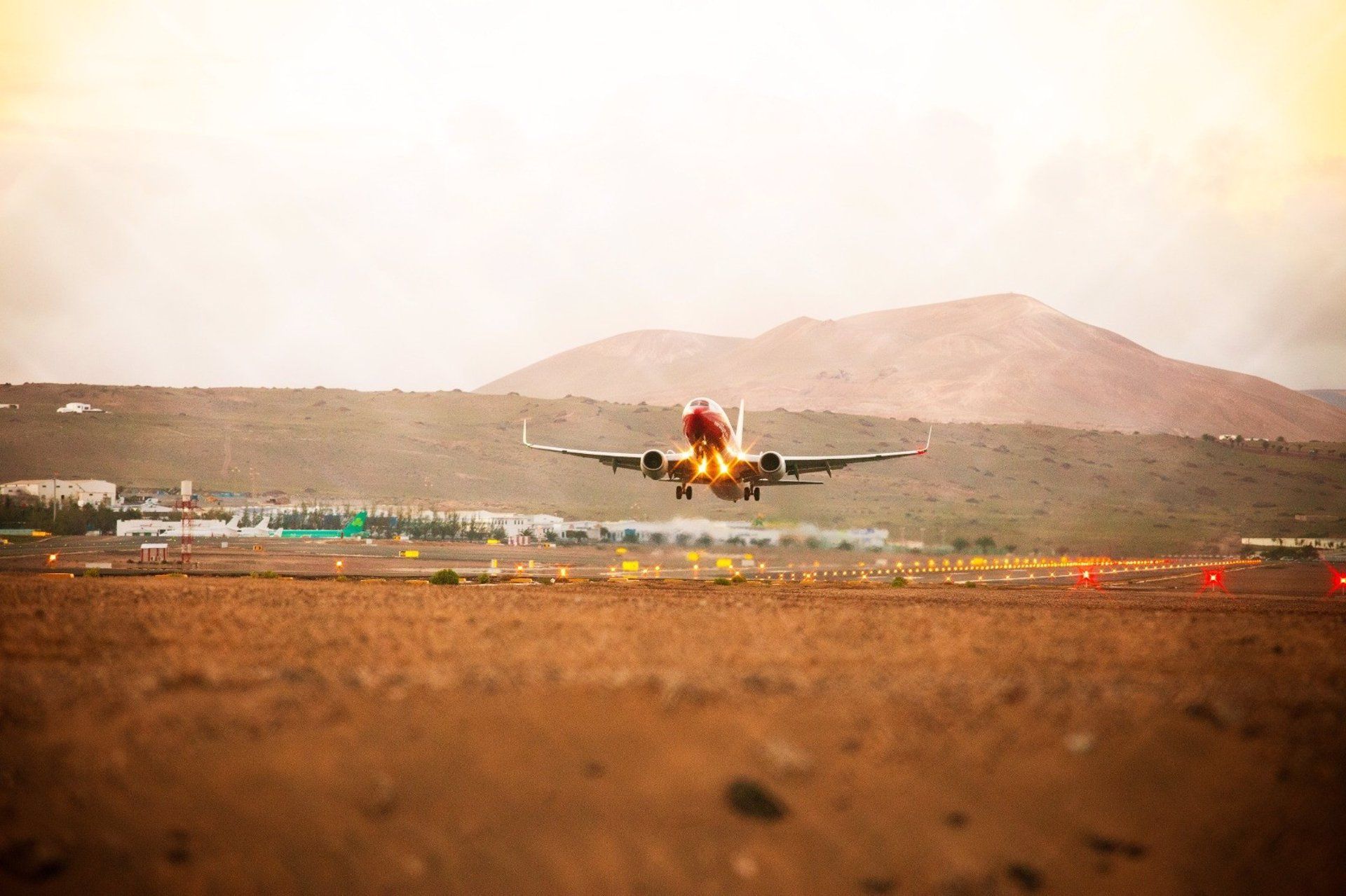 Un avión aterriza en un aeropuerto de Canarias . Imagen EuropaPress