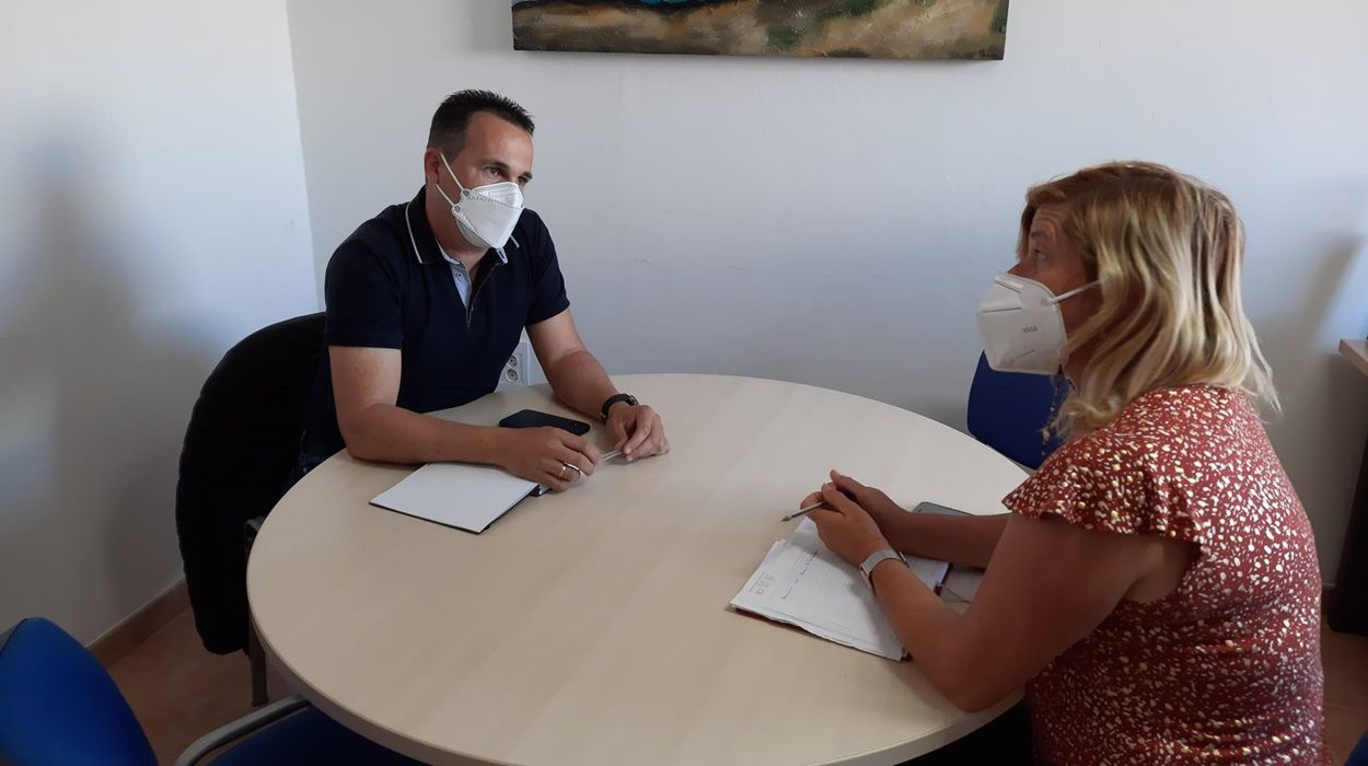 Reunión del consejero de Residuos del Cabildo con la concejal delegada de La Graciosa