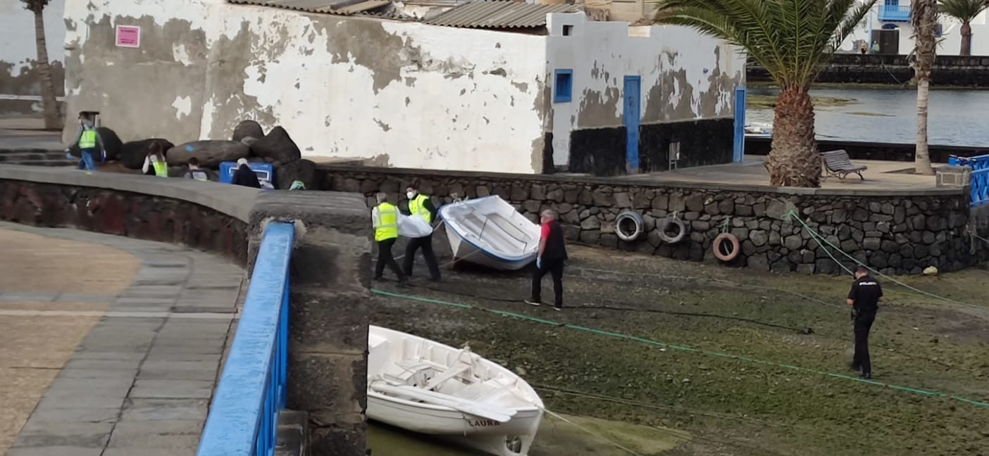 Encuentran un cuerpo sin vida flotando en el Charco de San Ginés.Fotos:Sergio Betancort