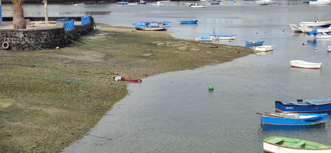 Encuentran un cuerpo sin vida flotando en el Charco de San Ginés.Fotos:Sergio Betancort