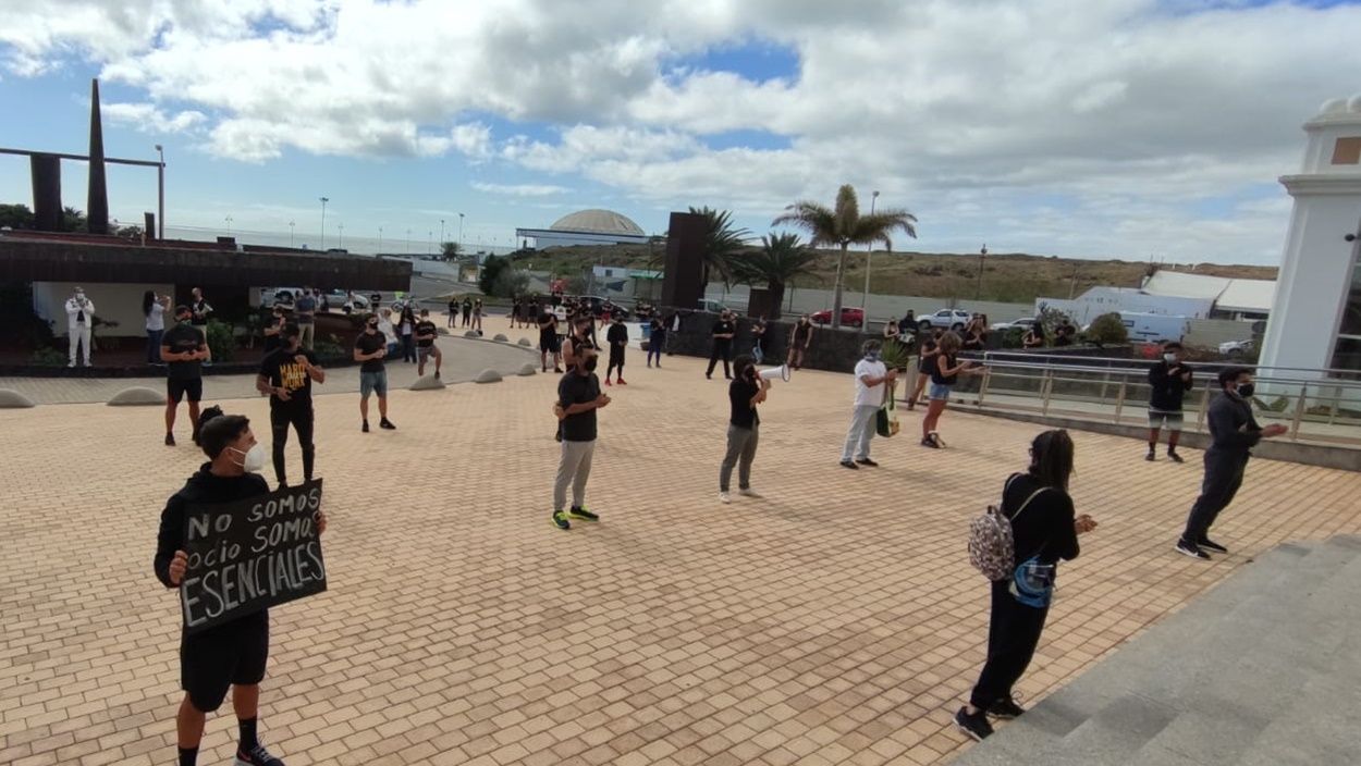 Protesta de gimnasios y centros deportivos frente al Cabildo