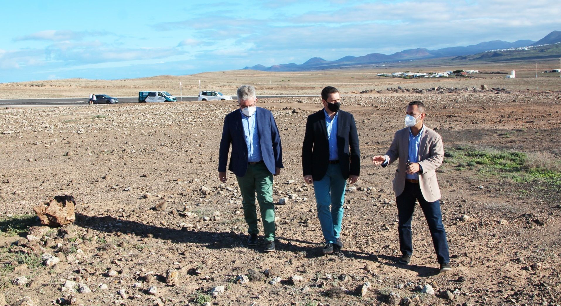 El alcalde de Yaiza, Óscar Noda, el concejal de Vivienda, Ángel Domínguez, y el concejal de Urbanismo, Jonatan Lemes, han visitado la parcela