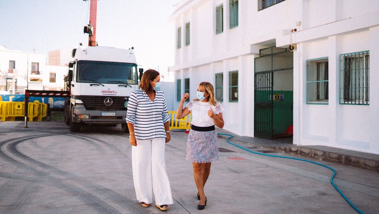 La alcaldesa de Arrecife y la concejal de Educación, en una visita a obras en el colegio de Argana Alta