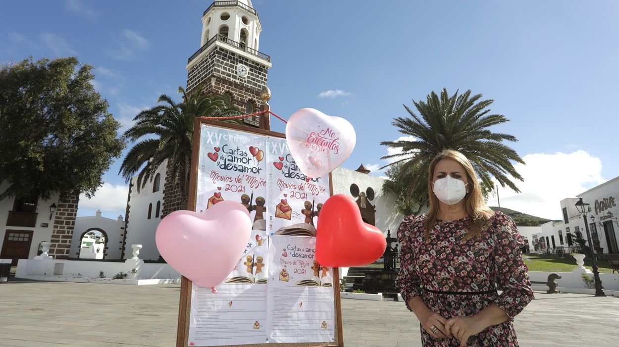 La concejal Nori Machín, junto al cartel del certamen 'Los novios de El Mojón'