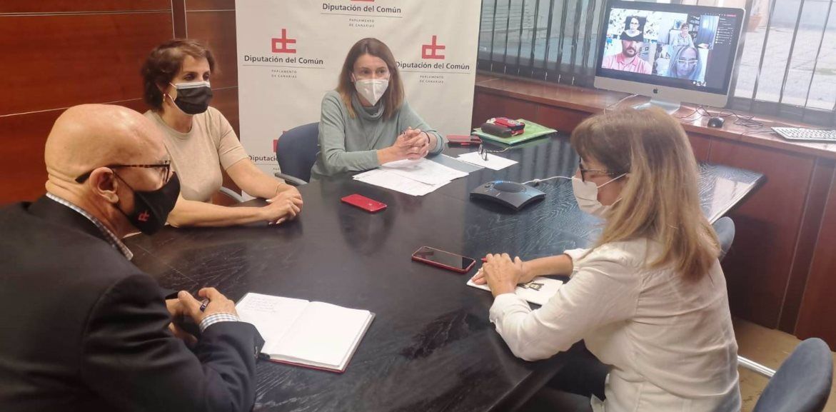 El Diputado del Común, Rafael Yanes, en una reunión con protectoras de animales