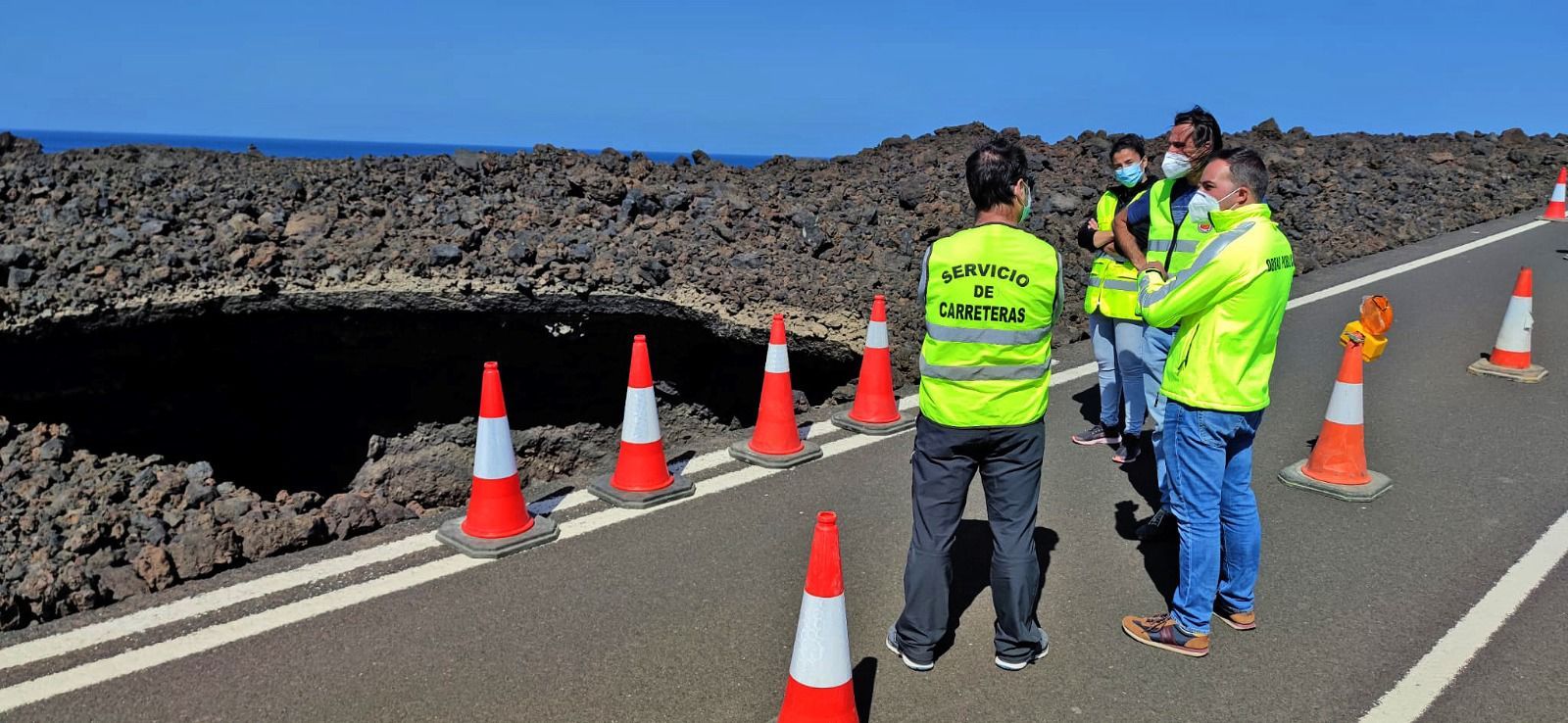 El consejero de Obras Públicas, Jacobo Medina, visitando la zona de Los Hervideros tras el desprendimiento en la carretera