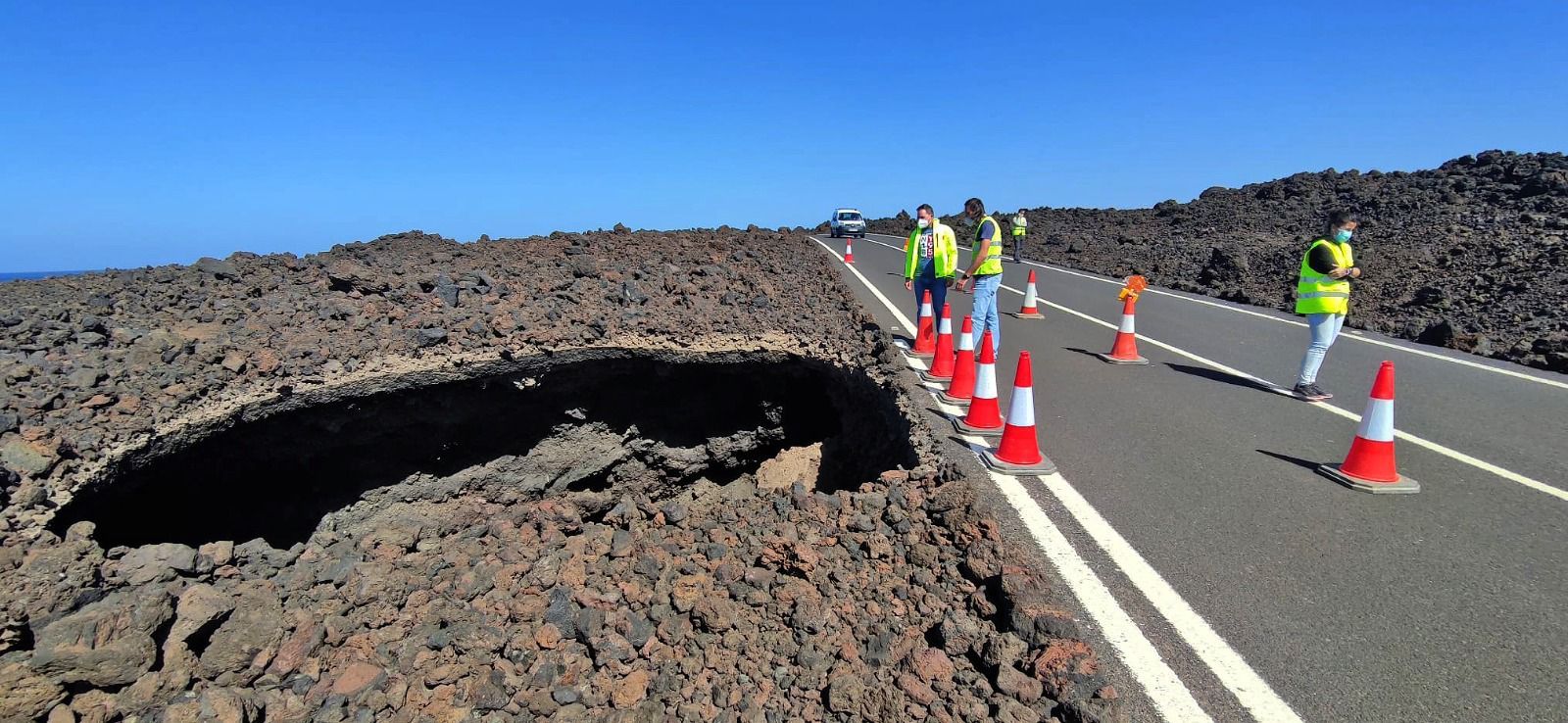 El consejero de Obras Públicas del Cabildo, en la zona de la carretera de Los Hervideros donde se ha abierto un socavón