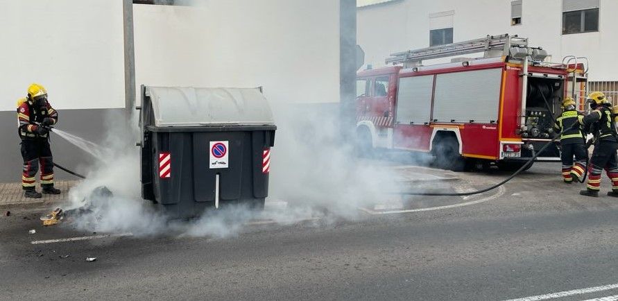 Arde basura junto a un contenedor en Arrecife