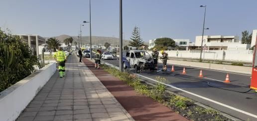 Arde una furgoneta en la carretera de Tahíche