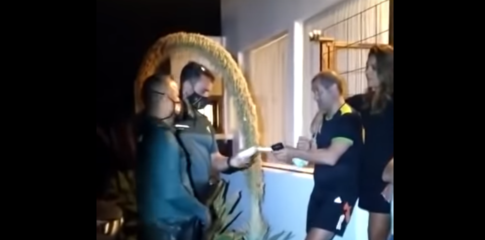 Captura del vídeo de la intervención de la Guardia Civil en la villa en la que se encontraba el juez Ricardo Fiestras