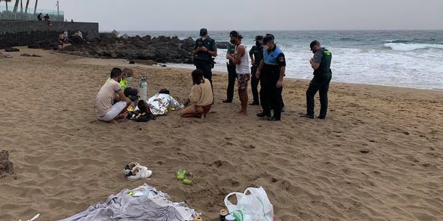 Dos magrebíes salvan a una mujer que se estaba ahogando en la playa del Fariones