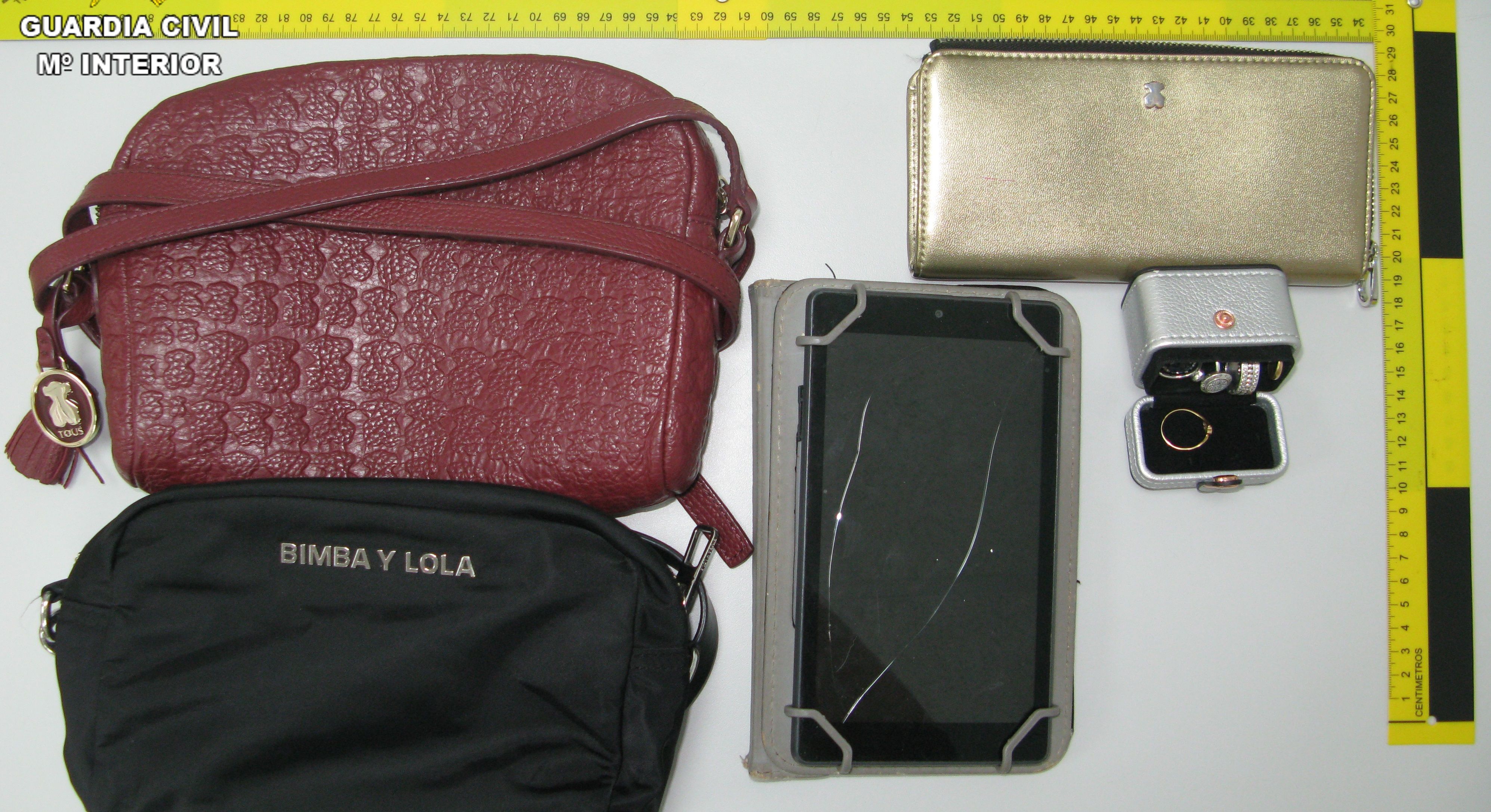 Parte de los objetos recuperados por la Guardia Civil tras el robo