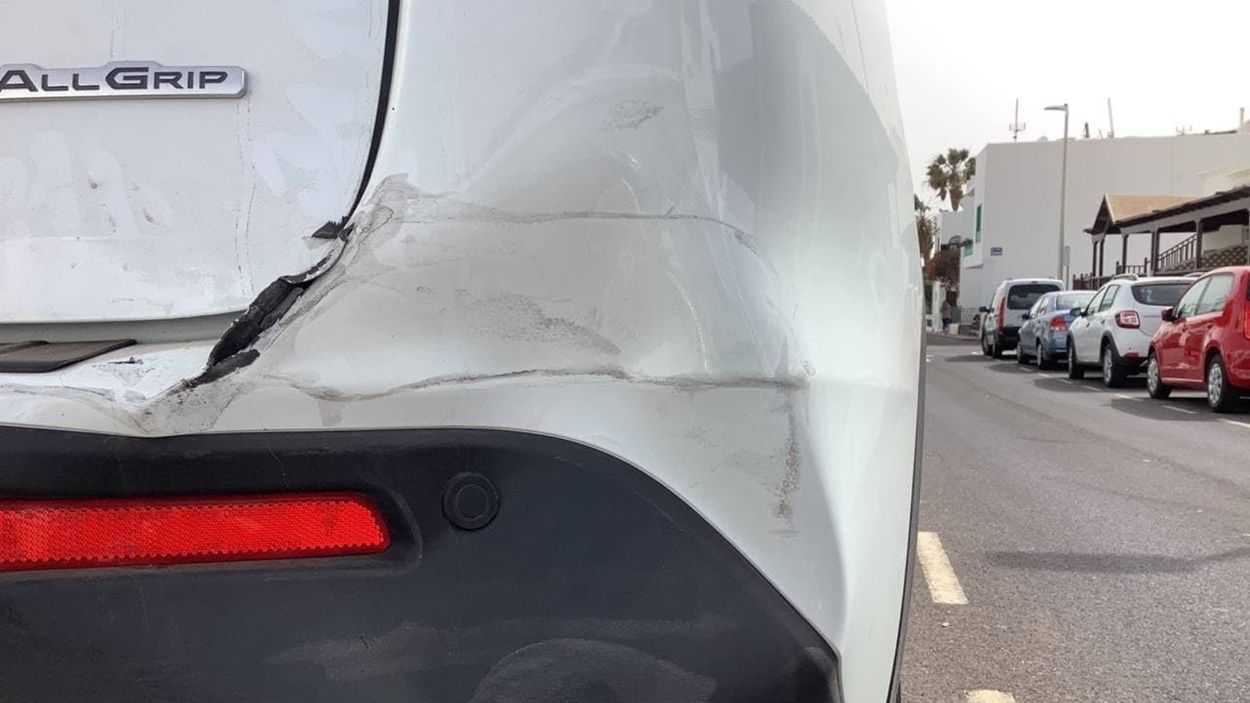 Imagen del vehículo que fue golpeado por otro coche en Playa Honda
