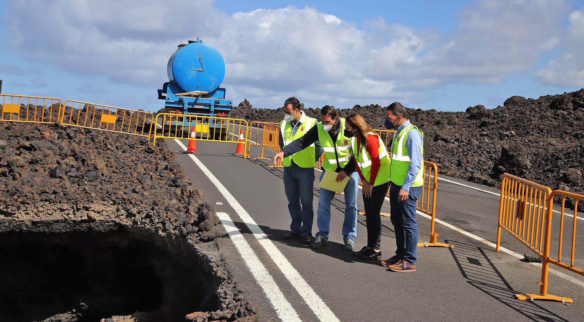 La presidenta y el consejero de Obras visitan la carretera de Los Hervideros