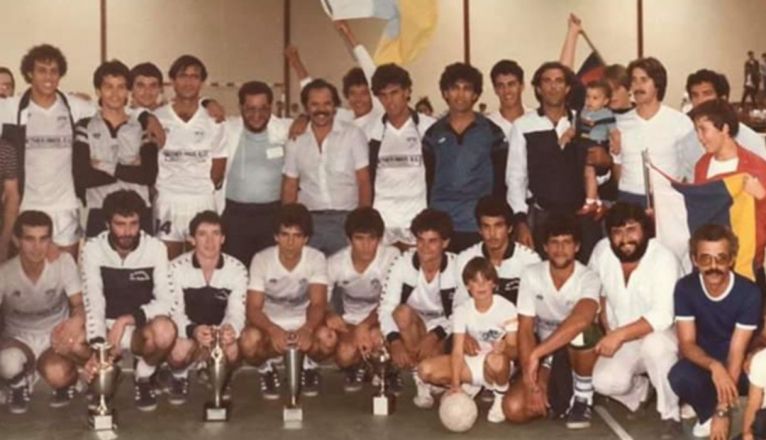 Carlos Curbelo, con el Torrelavega, cuando ascendió a Primera División en 1984