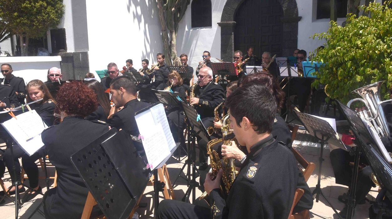 El fallecido Carlos Curbelo tocando con la Banda Municipal de San Bartolomé El fallecido Carlos Curbelo tocando con la Banda Municipal de San Bartolomé
