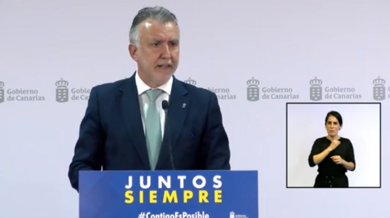 Angel Víctor Torres, durante la rueda de prensa que ha ofrecido este lunes