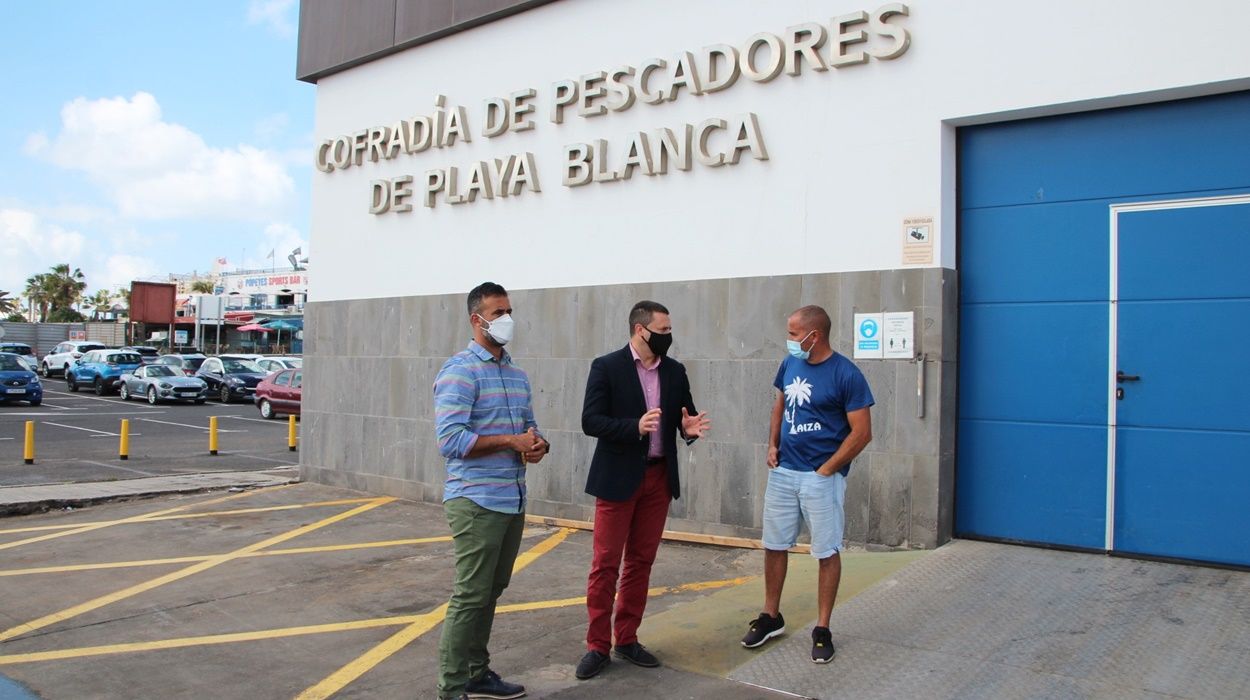 Reunión del alcalde de Yaiza con la cofradía de pescadores de Playa Blanda