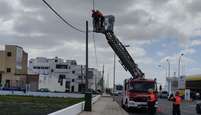 Actuación de los bomberos por unos cables caídos en la calle Iguazú