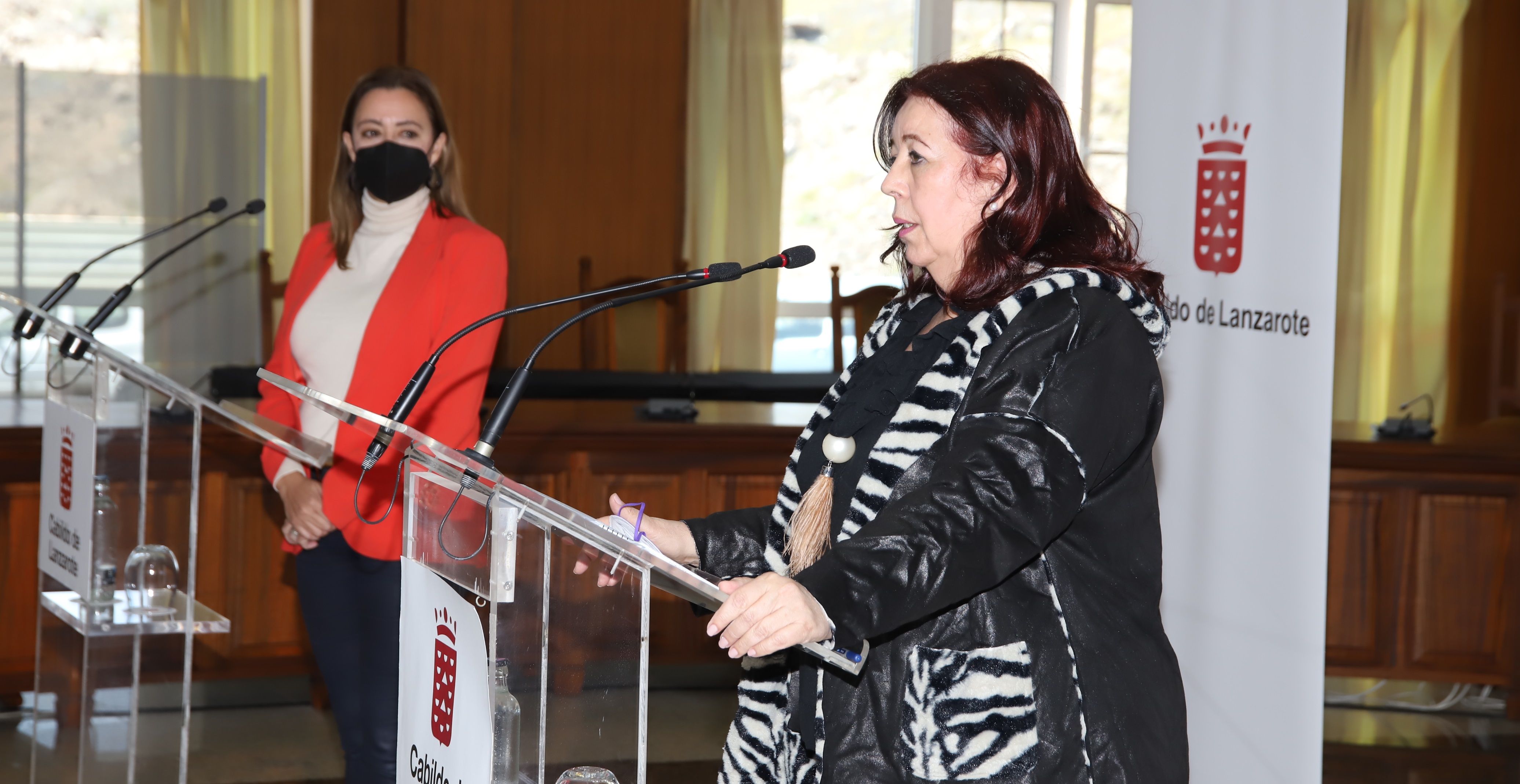 La consejera de Educación, Manuela Armas, durante la rueda de prensa con la presidenta del Cabildo