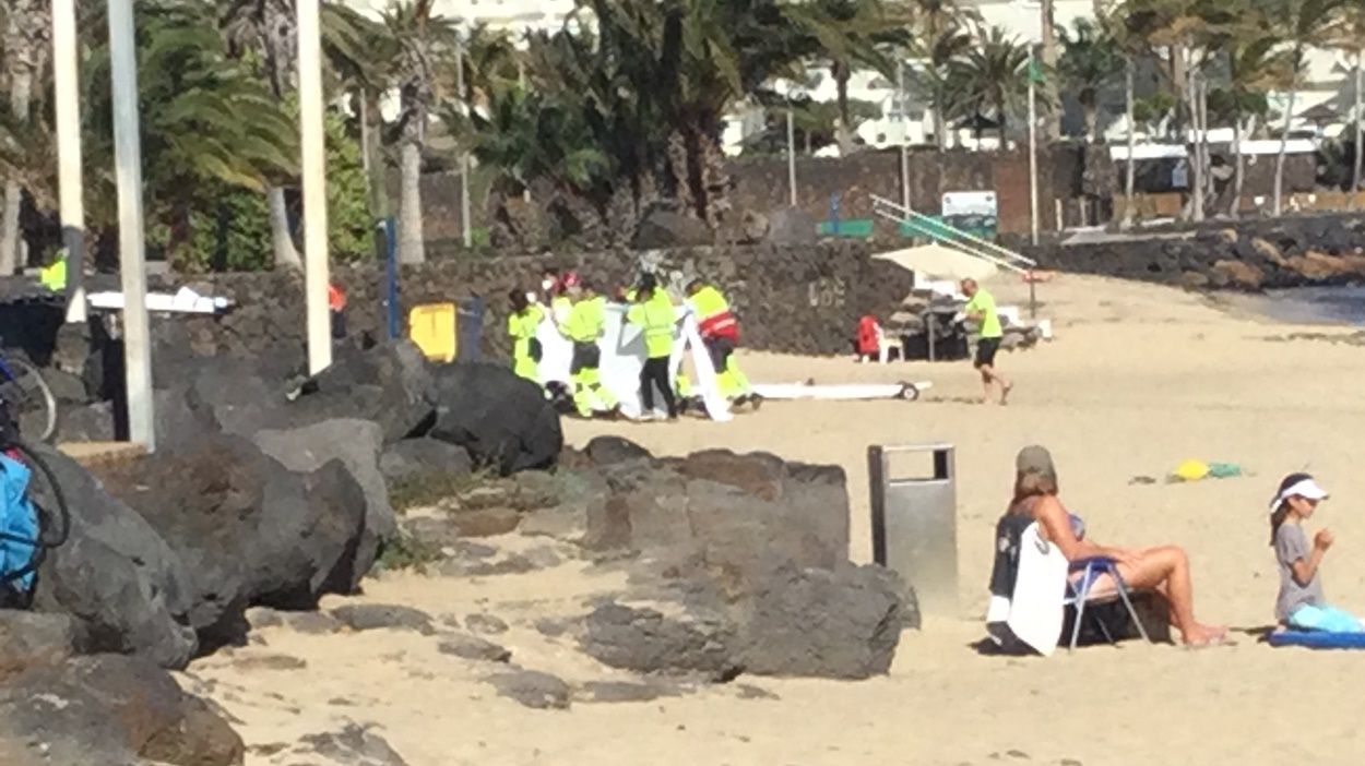 Caída de un pescador al mar desde el espigón de la Playa de Las Cucharas Caída de un pescador al mar desde el espigón de la Playa de Las Cucharas