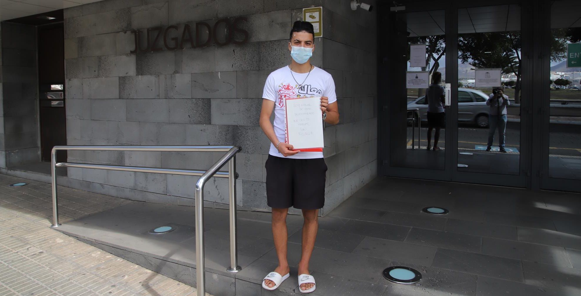 Anass, a las puertas de los Juzgados de Arrecife reclamando ser reconocido como menor (FOTO: Sergio Betancort)