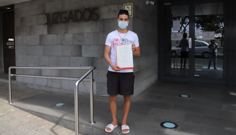 Anass, el joven inmigrante que lucha para que se le reconozca como menor, a las puertas de los Juzgados de Arrecife